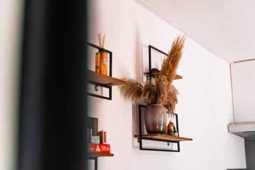a room with two shelves on the wall at De Eekhoorn in Zuidwolde