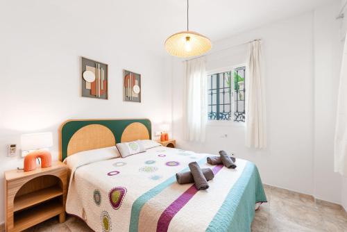 sypialnia z łóżkiem z 2 kapciami w obiekcie Villa Oliva Nerja - Luxury Redesign & Private Pool w mieście Nerja