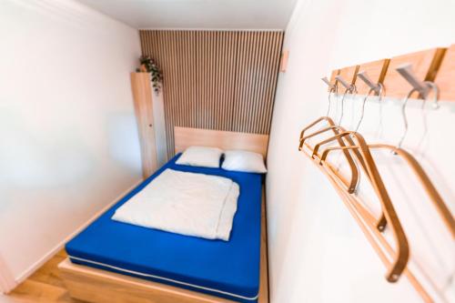 a small room with a blue bed in a room at De Eekhoorn in Zuidwolde