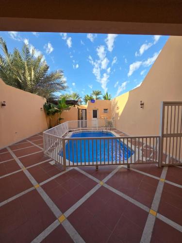 a house with a swimming pool in a courtyard at درة العروس فيلا بلويتش الازرق in Durat  Alarous