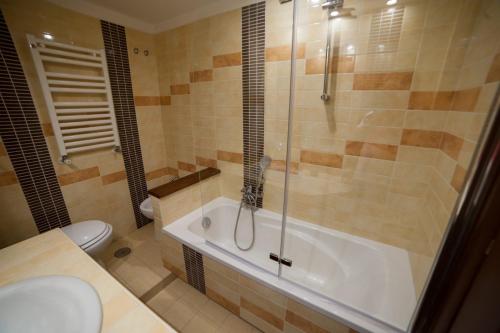 Un baño de Neptune prestige home near Rome