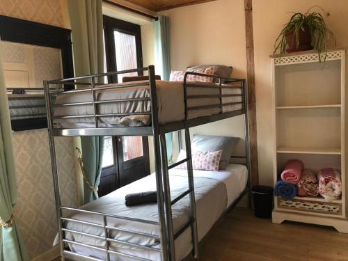 une chambre avec deux lits superposés dans une pièce dans l'établissement La Modestine, à Le Monastier sur Gazeille