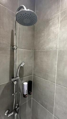 une douche avec pommeau de douche dans une salle de bain dans l'établissement Le Muxu, à Toulouse