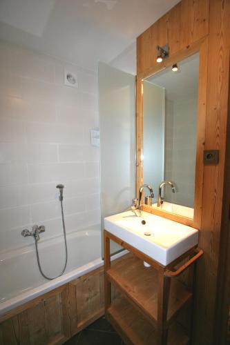 une salle de bain avec un lavabo et une baignoire dans l'établissement Montjoie, aux Contamines-Montjoie