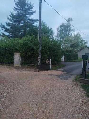 a dirt road with a pole on the side of a street at Gîte la tourterelle in Rancy