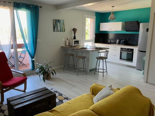 un salon avec un canapé et une cuisine dans l'établissement Appartement Barrière de Paris-Ponts jumeaux, à Toulouse