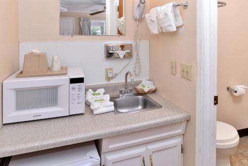 una cocina con fregadero y microondas en Golden Eagle Motel, en Dorris