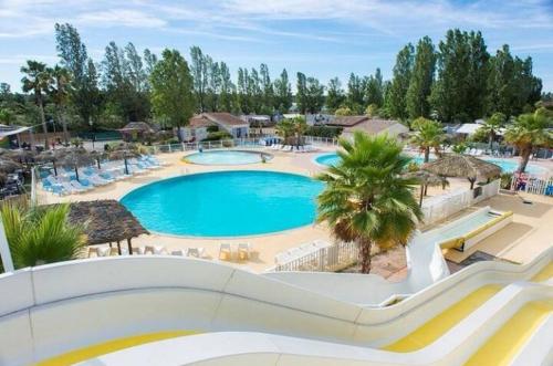 une vue d'une piscine dans un complexe hôtelier dans l'établissement Oasis de détente, à Fréjus