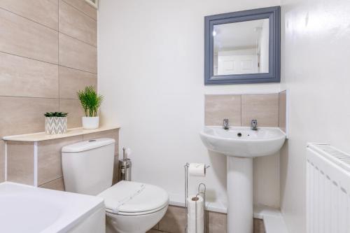un bagno bianco con un water e un lavandino di Centralised Admiralty Terrace with FREE PARKING by Prescott Apartments a Bristol