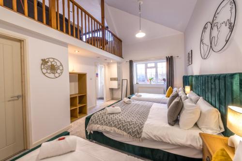 una camera da letto con un letto grande e una scala di Centralised Admiralty Terrace with FREE PARKING by Prescott Apartments a Bristol