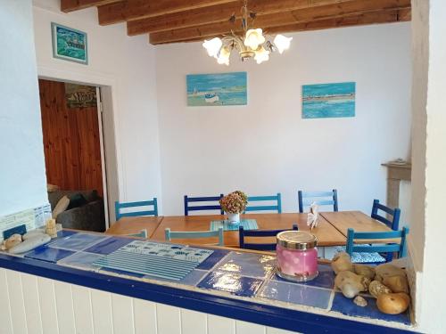 une table à manger avec un comptoir bleu dans l'établissement Villa Victor&Pierre, à Audresselles