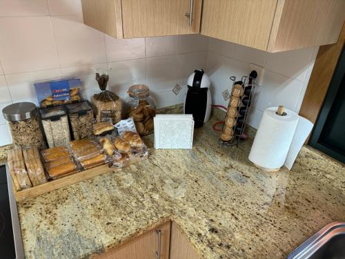 una encimera de cocina con pan y otros artículos. en Casa Costeira, en Redondela