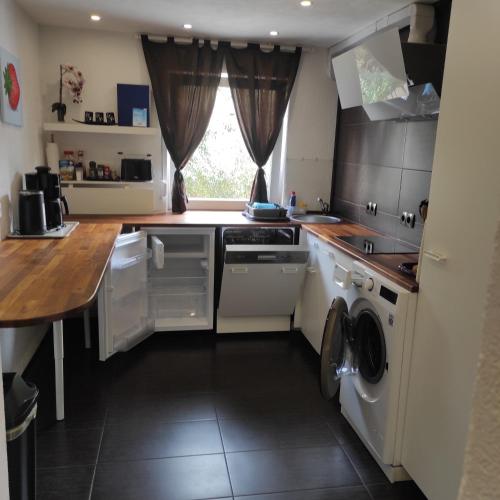 a kitchen with a washer and dryer at Klimatisiertes Ferienhaus am Bauleuteweg 25 in Heilbronn
