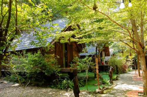 Κήπος έξω από το Homestay Ako Ea