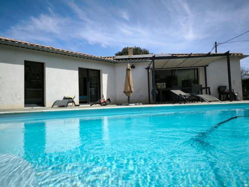 une grande piscine devant une maison dans l'établissement La maison de la colline, à Gardanne