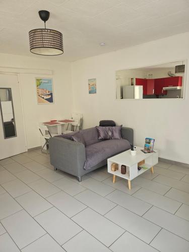 un salon avec un canapé et une table dans l'établissement Entre mer et campagne, à Martigues