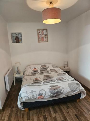 une chambre avec un lit dans une pièce dans l'établissement Entre mer et campagne, à Martigues