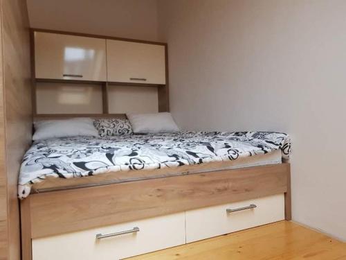 a bed in a small room with a drawer at Vučko 454 Apartman in Jahorina