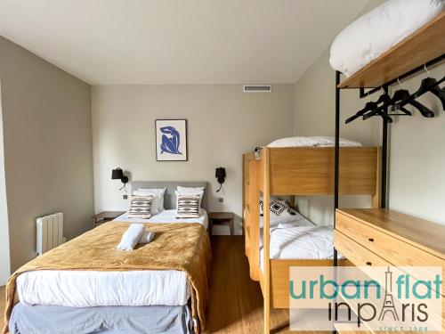une chambre avec deux lits et un lit superposé dans l'établissement Urban Flat 119 - Spacious 5 Bedroom Flat in Paris, à Paris