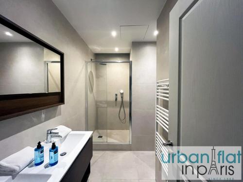 une salle de bain avec un lavabo et une douche dans l'établissement Urban Flat 119 - Spacious 5 Bedroom Flat in Paris, à Paris