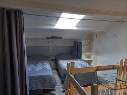 - 2 lits dans une petite chambre avec plafond dans l'établissement Plein sud 142, climatisé, à Argelès-sur-Mer