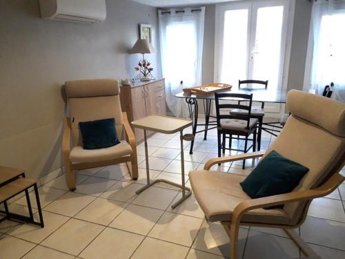 - un salon avec des chaises et une table à manger dans l'établissement Agréable studio près de st Rémy de Provence, à Eyragues