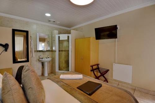 Televiisor ja/või meelelahutuskeskus majutusasutuses Sunrock Guesthouse