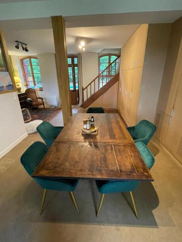d'une table à manger entourée de chaises bleues. dans l'établissement Marcart, sur le sentier du Miosson Saint Benoit, à Saint-Benoît