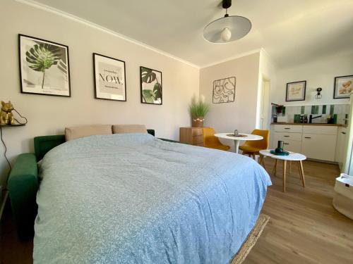 une chambre avec un lit, une table et des chaises dans l'établissement Studio pour deux avec terrasse aux portes de la Camargue, à Aigues-Mortes