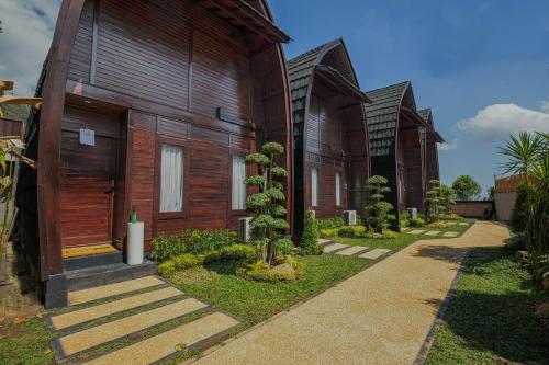 a wooden building with a pathway next to it at Munduk Kupang Sekumpul Villa in Singaraja