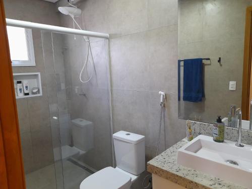 a bathroom with a shower and a toilet and a sink at Linda Casa de hóspedes em condomínio in Itupeva