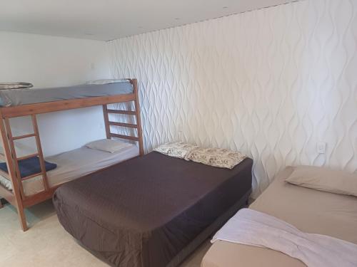 a room with two bunk beds and a ladder at Linda Casa de hóspedes em condomínio in Itupeva