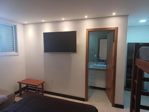 a room with a flat screen tv on a wall at Linda Casa de hóspedes em condomínio in Itupeva