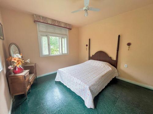 una camera da letto con un letto e una finestra di Sítio Primavera em Petrópolis - Região do Vale Florido a Inglesa