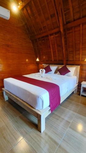 a bedroom with a large bed in a room at Green Pacing Lodge in Bangli