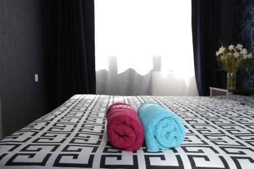 Dos toallas encima de una cama. en Niko's Apartments on Shartava Street, en Tiflis