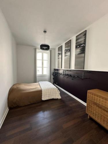 une chambre avec un lit dans le coin d'une pièce dans l'établissement T3 centre ville, balneo et parking privé, à Aurillac