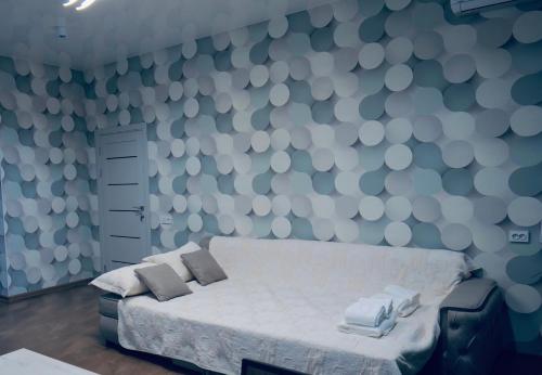 Un dormitorio con una cama con una pared azul y blanca en COZY Apartment in Bukhara !, en Bukhara