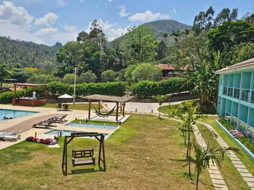 a view of the pool at a resort at Pousada Thermas das Montanhas in Águas de Lindóia