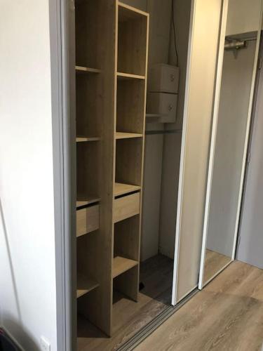un placard avec des étagères vides dans une pièce dans l'établissement Superbe appartement en plein centre ville de Nice!, à Nice