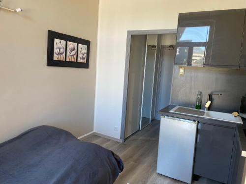 Cette petite chambre comprend un lavabo et un lit. dans l'établissement Superbe appartement en plein centre ville de Nice!, à Nice