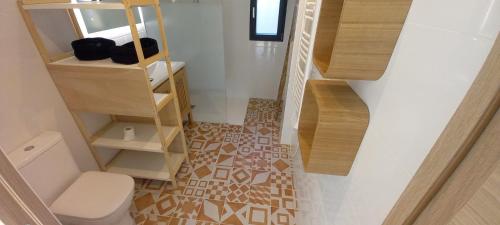 d'une petite salle de bains avec toilettes et escalier. dans l'établissement Domaine en pleine nature et tout près de la plage, à Sanary-sur-Mer