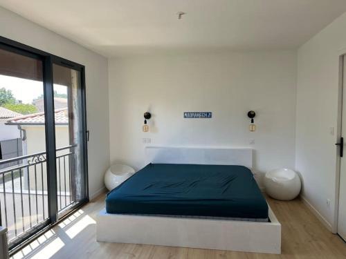 Cet appartement comprend une chambre dotée d'un lit et d'un balcon. dans l'établissement La maison du bonheur entre Bordeaux et Océan, à Saint-Médard-en-Jalles