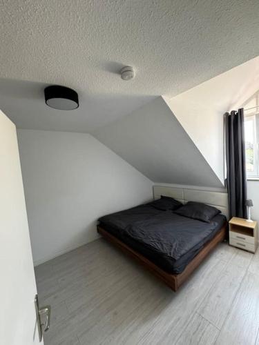 a bedroom with a bed in the corner of a room at Traumhafte Wohnung direkt am See, S-Bahn nähe in Weßling