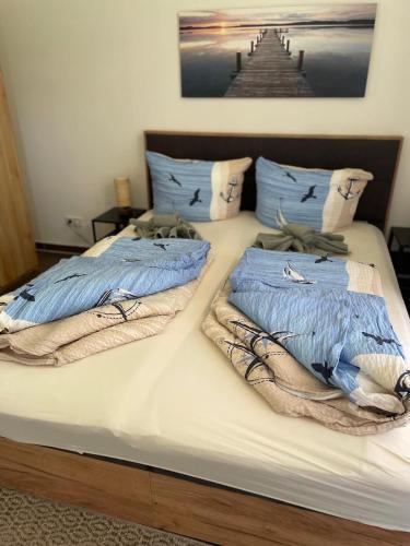 a bed with two towels on top of it at Ferienwohnung "Seeperle" Marina Mücheln Geiseltalsee in Mücheln