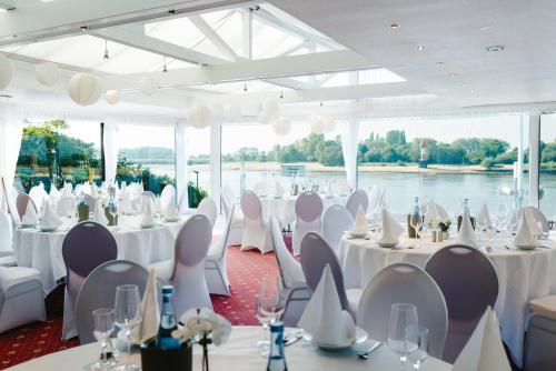 Výhled na řeku, která protéká v blízkosti hotelu