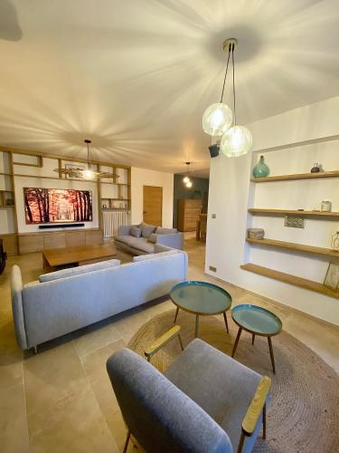 un grand salon avec des canapés et des tables dans l'établissement Mas Familial avec piscine, à Avignon