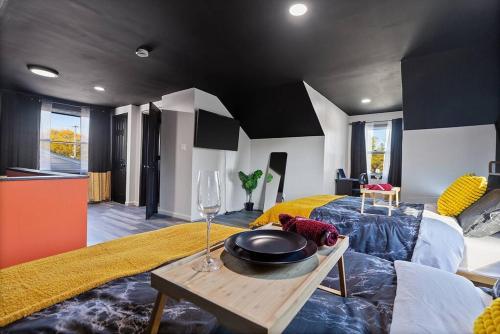 Ein Sitzbereich in der Unterkunft Dark House With HotTub TV in Rooms