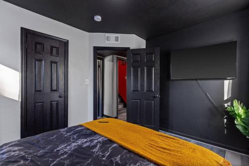 Ein Bett oder Betten in einem Zimmer der Unterkunft Dark House With HotTub TV in Rooms