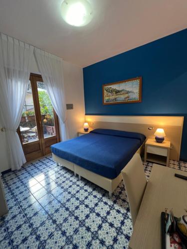 A bed or beds in a room at Villa Adriana Amalfi